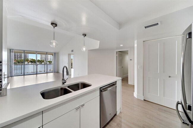 Foto del edificio - 3605 NE 207th St