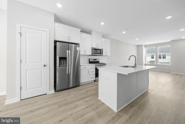 Building Photo - 258 Talucci Dr