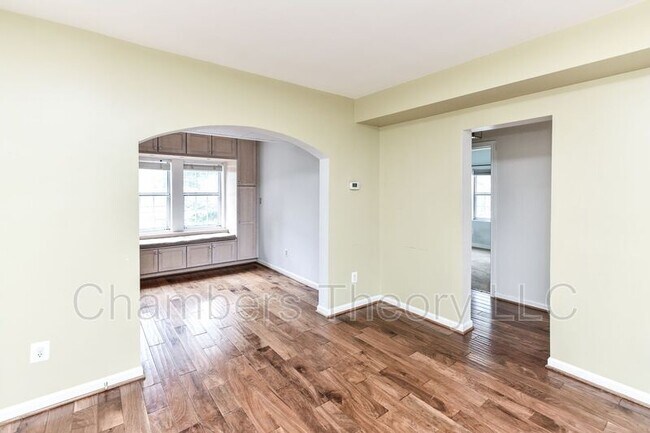 Building Photo - 1733 Queens Ln