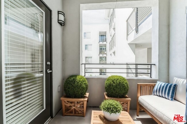 Foto del edificio - 6400 Crescent Prk E