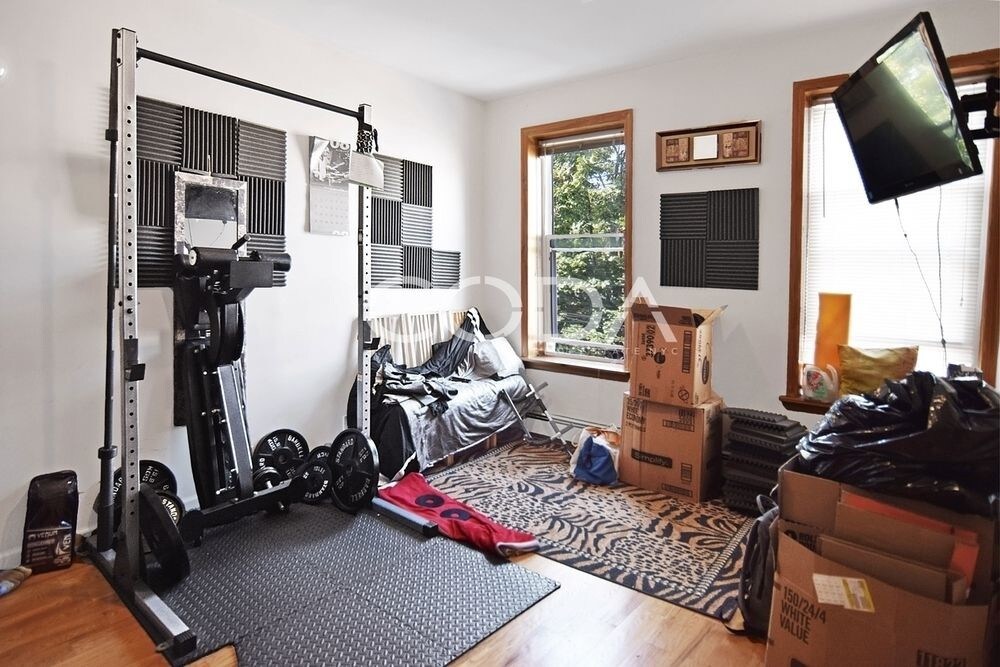 Foto principal - 74-39 62nd St