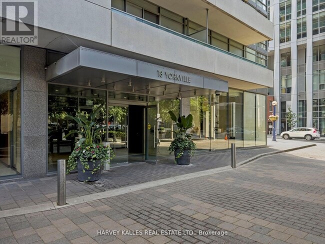Building Photo - 18 Yorkville Ave
