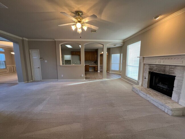 Foto del edificio - SPACIOUS 4 BEDROOM 3.5 BATH FEATURING AN I...