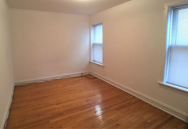 Building Photo - 1060 W Cornelia Ave