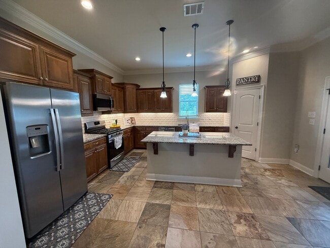 Building Photo - 908 Lakehaven Dr