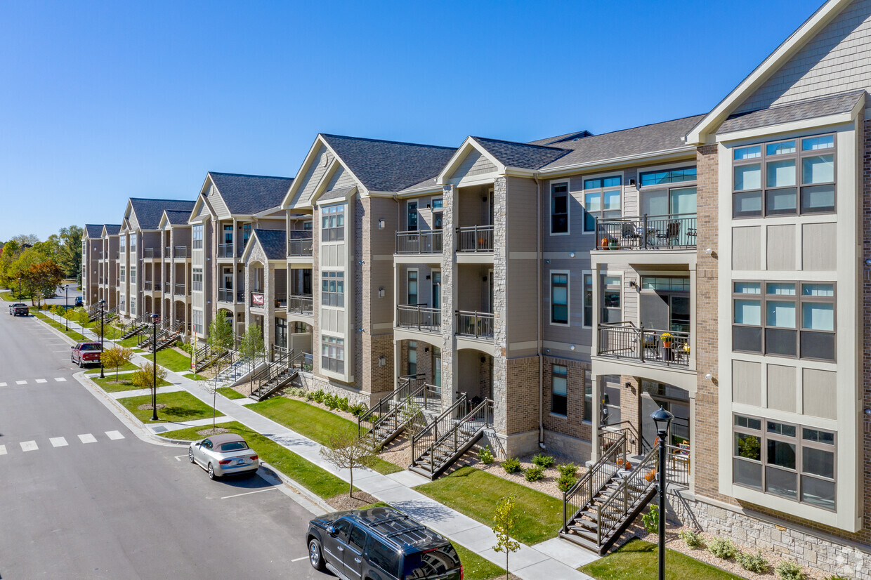 Ambiente de vecindario - West House at Foxtown + Foxtown Townhomes