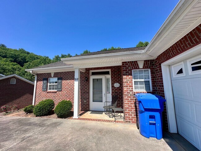 Foto del edificio - MOVE-IN READY!  SENIOR COMMUNITY 55+