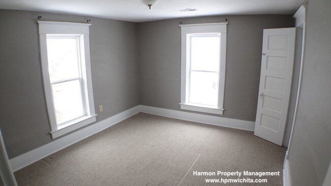 Building Photo - Large 1 Bed 1 Bath Upstairs Apartment Near...
