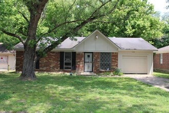 Building Photo - 5116 Chantilly Dr