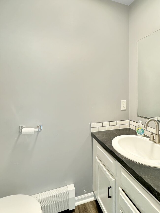 Building Photo - Check out this amazing 4 bedroom 1.5 bathr...