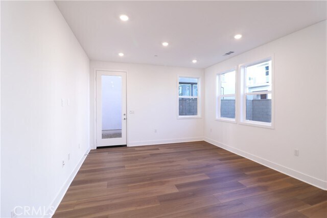 Building Photo - 418 Lobata