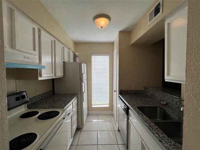 Building Photo - 10075 Westpark Dr