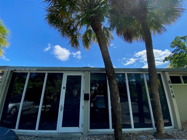 Foto del edificio - 6414 Miami Lakes Dr