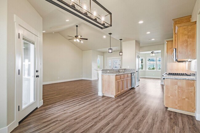 Building Photo - Beautiful 3 Bedroom Home Nestled in Paradise! Available Early September!