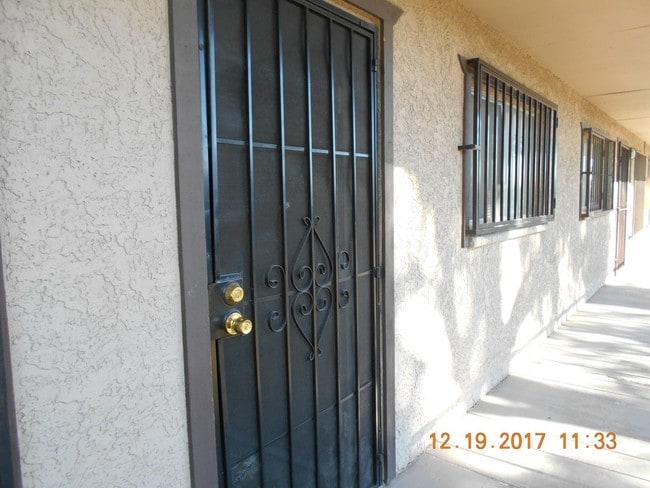 Building Photo - 605 S Royal Crest Cir
