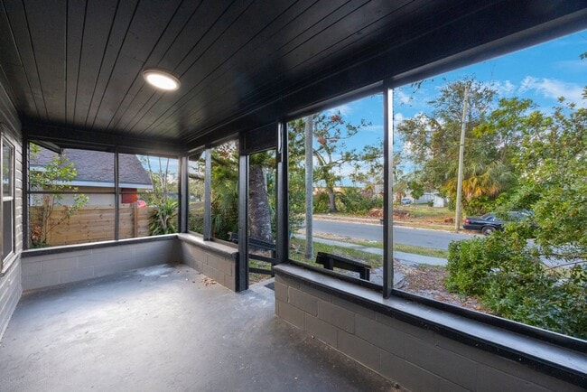 Building Photo - REDUCED  $25 App Fee  3bdrm/1bath home wit...