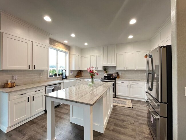Building Photo - Beautiful 4 Bed, 2.5 Bath House in Caulfie...