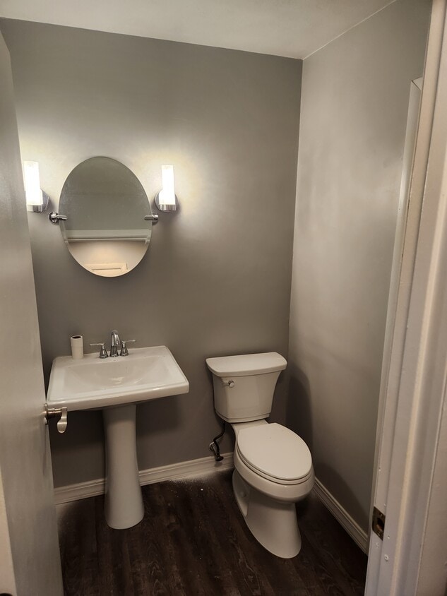 hall bath - 717 Gordon Smith Blvd (Hamilton, OH)