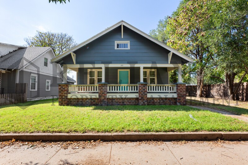 Primary Photo - 221 N Walnut St