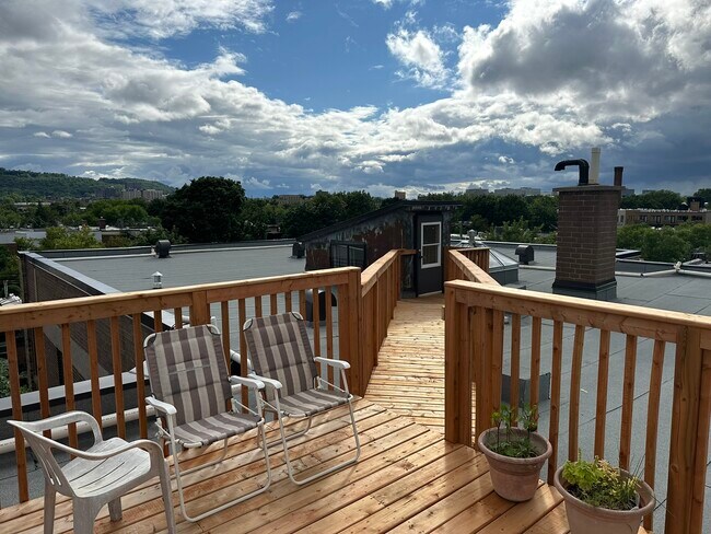 Photo du bâtiment - 4215-4229 Ave. de la Roche