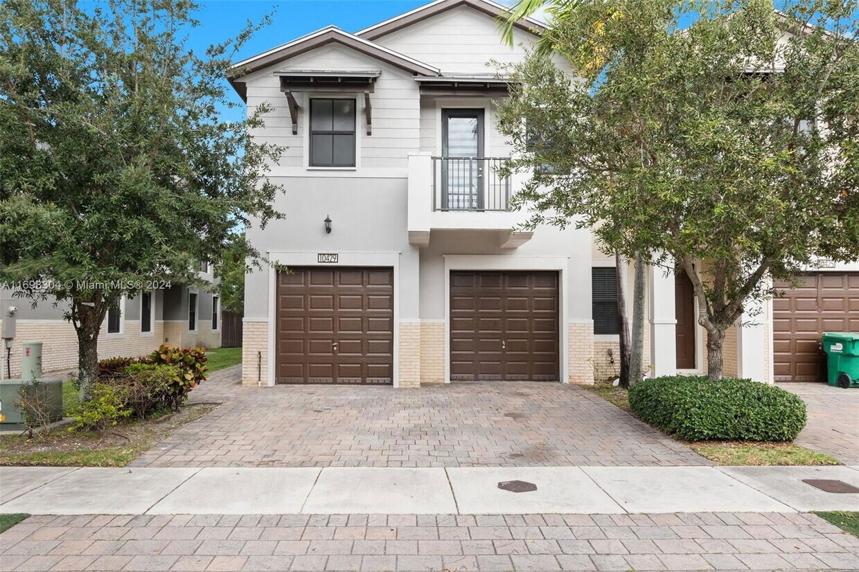 Foto principal - Northwest 61 Lane, Doral, FL 33178 - 4 BR 3.5 BA Townhouse