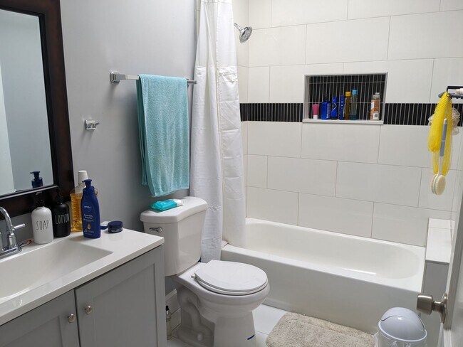 Building Photo - 3 BEDROOM 1.5 BATHROOM TOWNHOUSE IN BRIDGE...