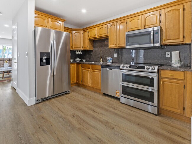 Building Photo - 1322 Riverside Cir