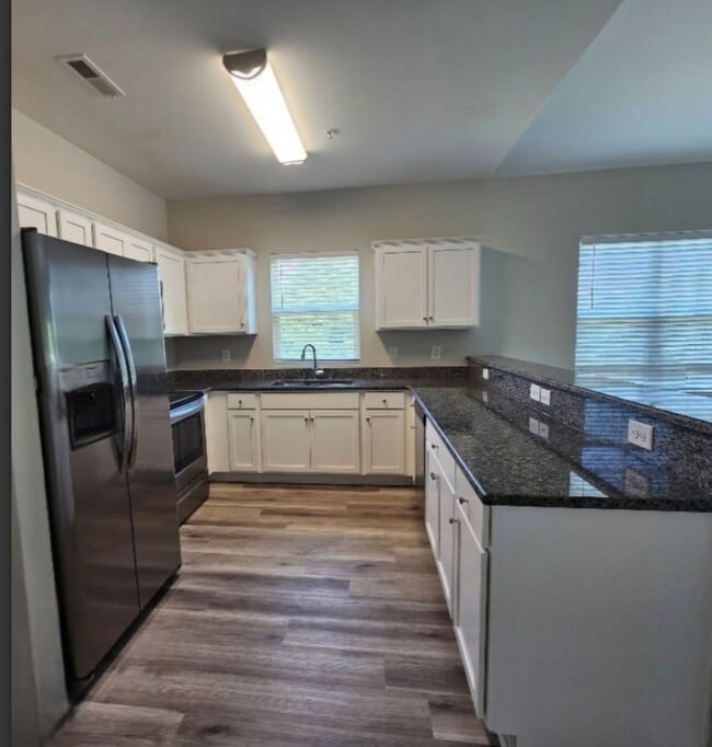 Building Photo - Beautiful 2BR/2BA Condo with Scenic Pond V...