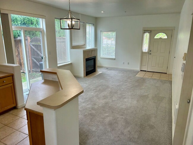 Foto del edificio - Spacious 2-Bedroom, 2-Bath Townhome with Primary Suite in Happy Valley