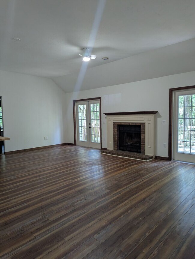 Building Photo - 3/2 : Nestled in the highly desirable Haile Plantation community