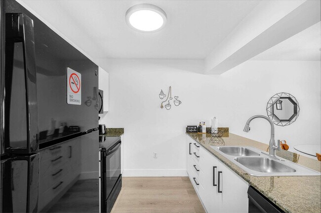 Building Photo - 1 SE 12th St