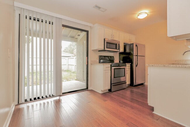 Foto del edificio - Charming 2 Bedroom Townhome