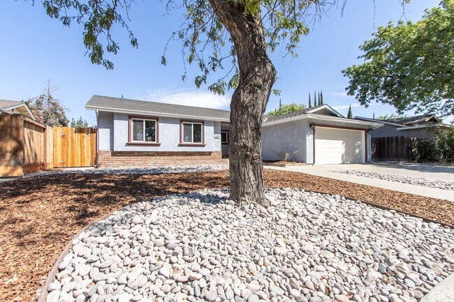 Building Photo - Beautiful 3 Bedroom 2 Bath