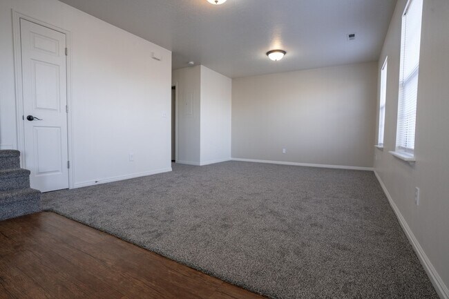 Building Photo - 1015 S 1850 W