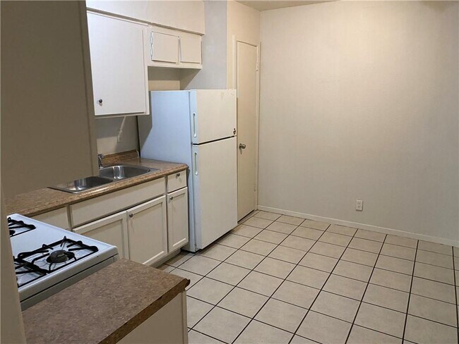 Building Photo - 2204 Mission Hill Dr