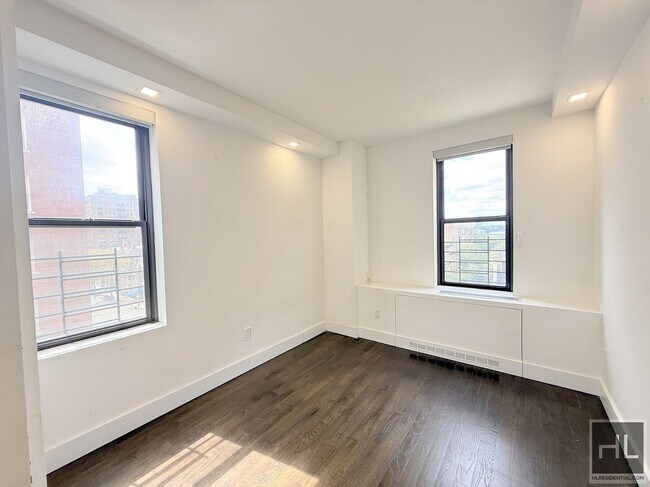 Foto del edificio - NO fee 3 bed 2 bath with Laundry in unit.