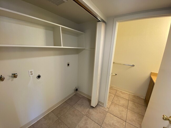 Building Photo - $300 Move-In Bonus!