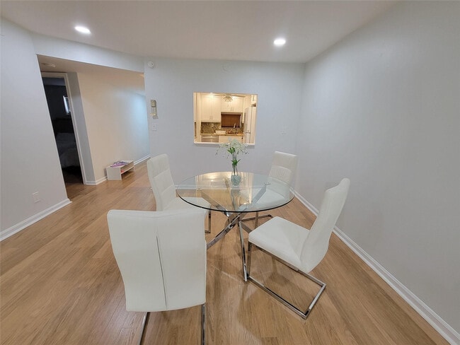 Foto del edificio - 9411 N Hollybrook Lake Dr