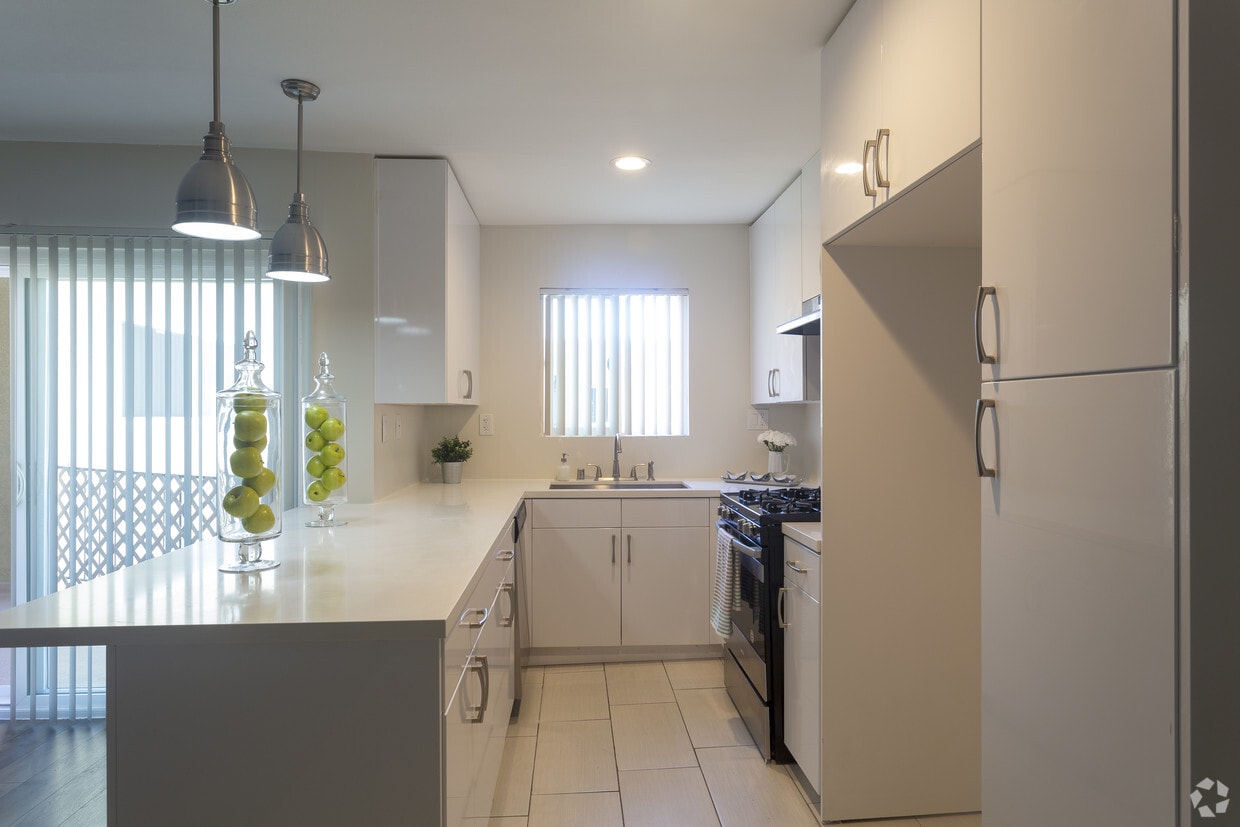 Kitchen - Tarzana Terrace Apartments