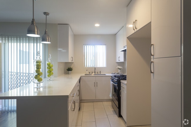 Kitchen - Tarzana Terrace Apartments