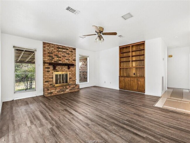 Building Photo - Updated Cozy Home