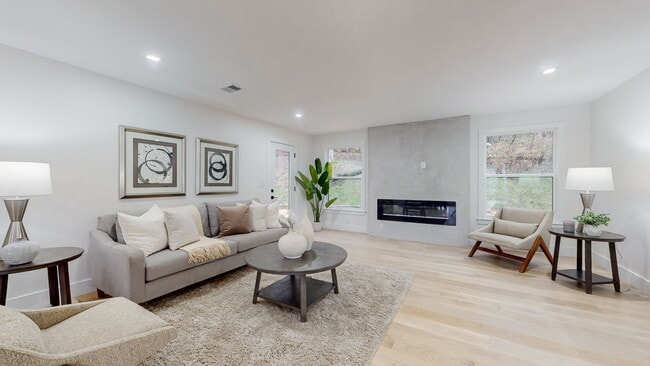 Photo - 5527 Hillview Dr House