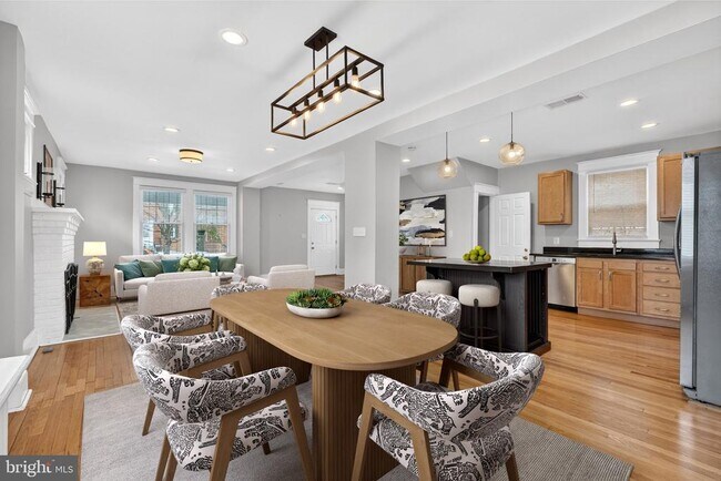 Foto del edificio - 7903 Woodbury Dr