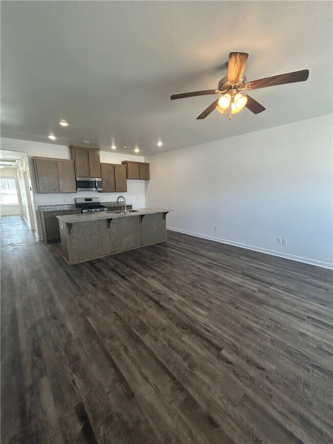 Foto del edificio - 644 Hidden Springs Dr