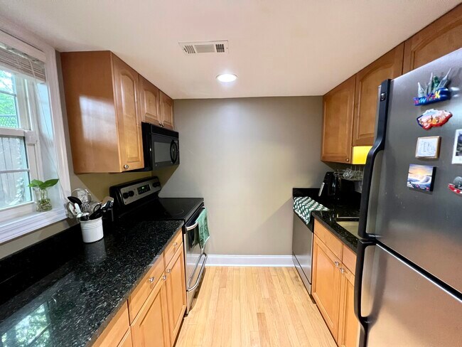 Building Photo - 131 Rondak Cir SE
