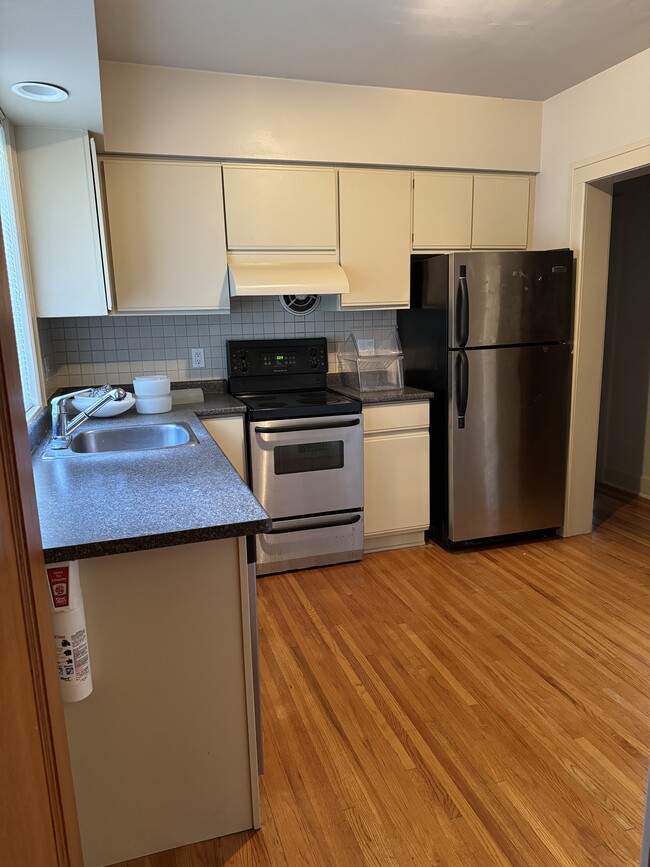 Kitchen - 1343 Moy Av