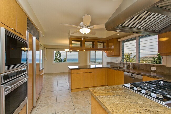 Foto del edificio - Beautiful Waialae Iki home 3 bedrooms 3 1/...