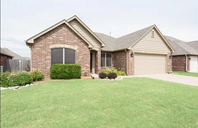 Foto del edificio - 4 Bedroom Home Available For June Move In!...