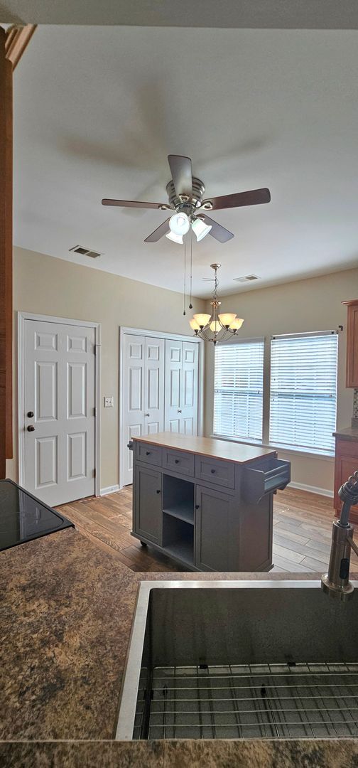 Foto del edificio - 1593 Langley Dr