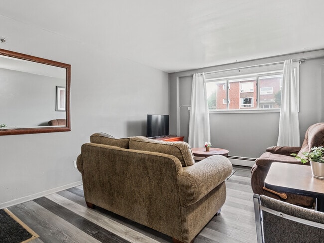 Building Photo - 40 Waverley Av